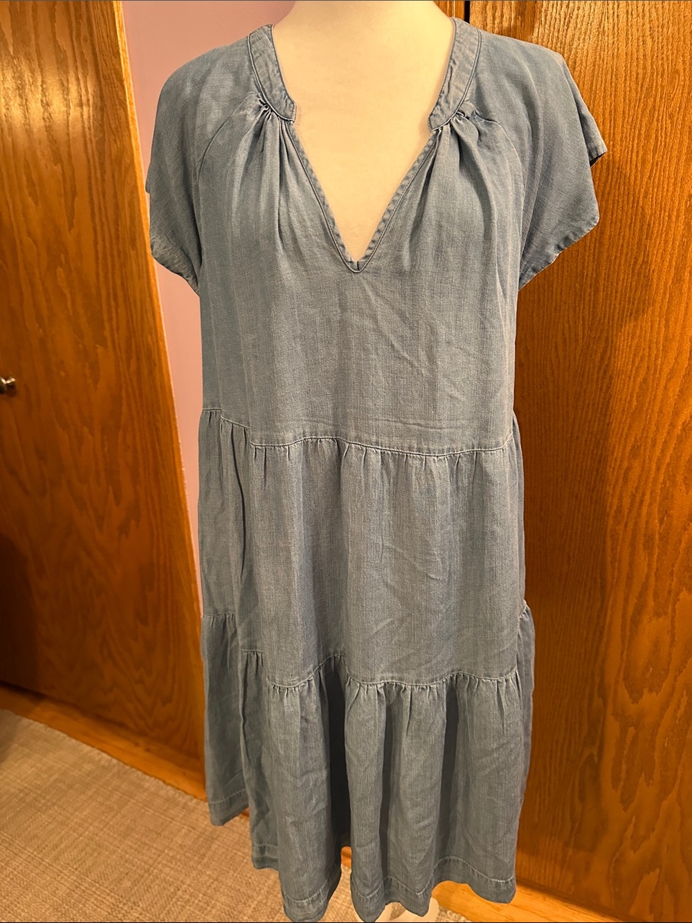 Liverpool Los Angeles Tiered V-Neck Women's Dress in Light Denim Blue size M.